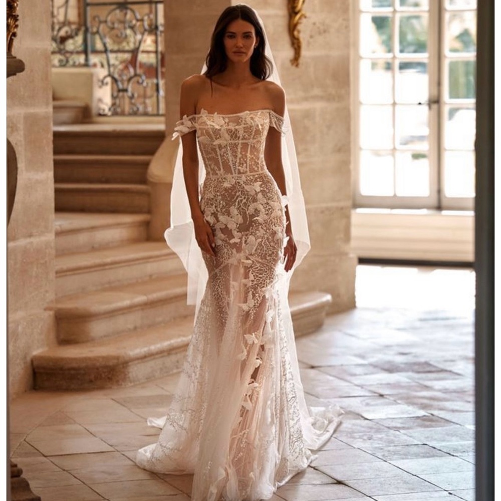 Elegant Lace Off-Shoulder Wedding Dress